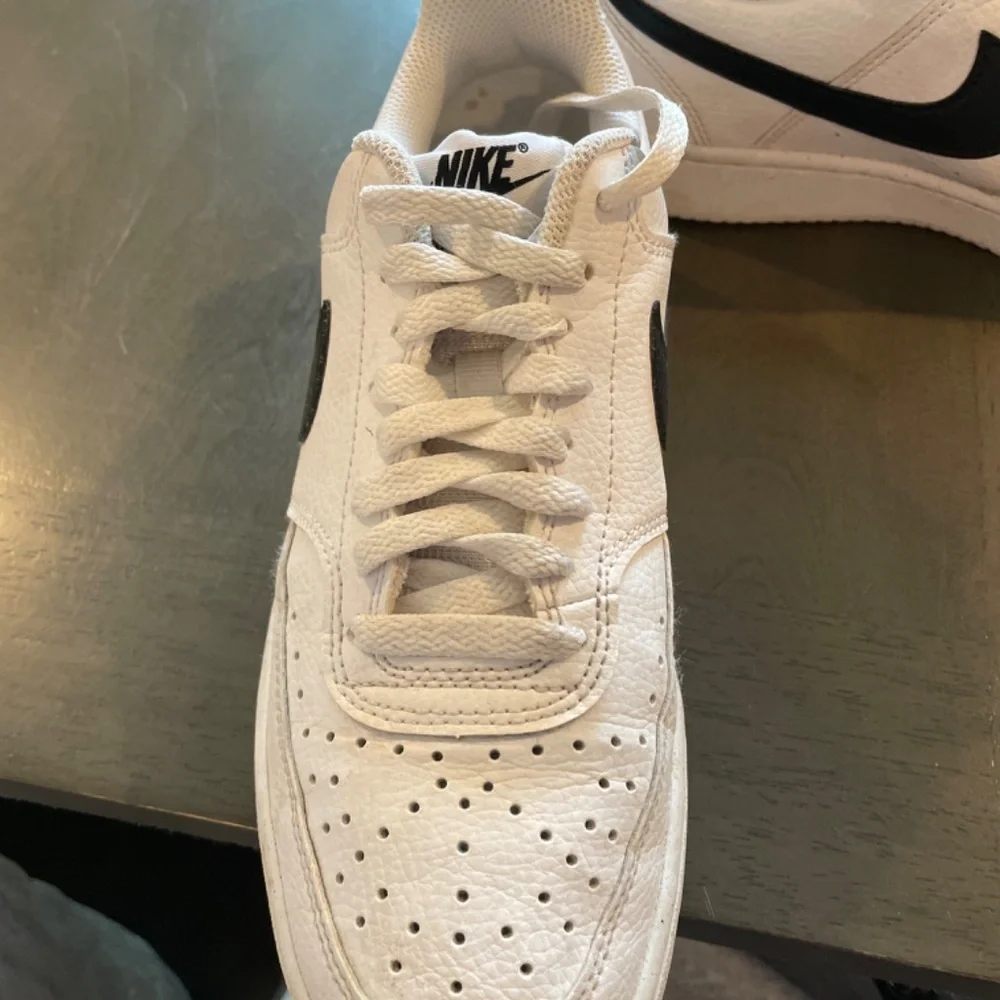 Nike - Picture 2 of 2